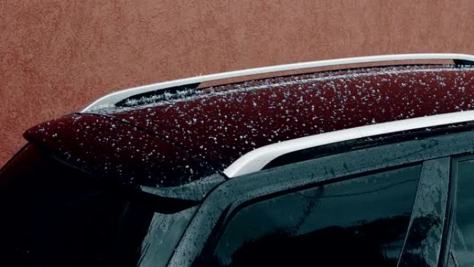 冰雹落在汽车的屋顶上