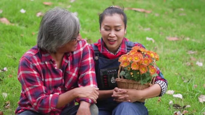 慢动作: 高级农民夫妇在花园里坐着和幸福交谈。