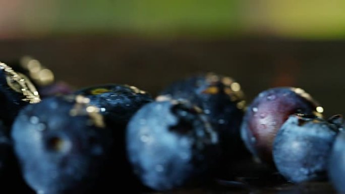 非常接近新鲜蓝莓和维生素抗氧化剂。森林里清新健康的自然概念。木材成分和蓝莓以及新鲜水果的抗衰老活性成