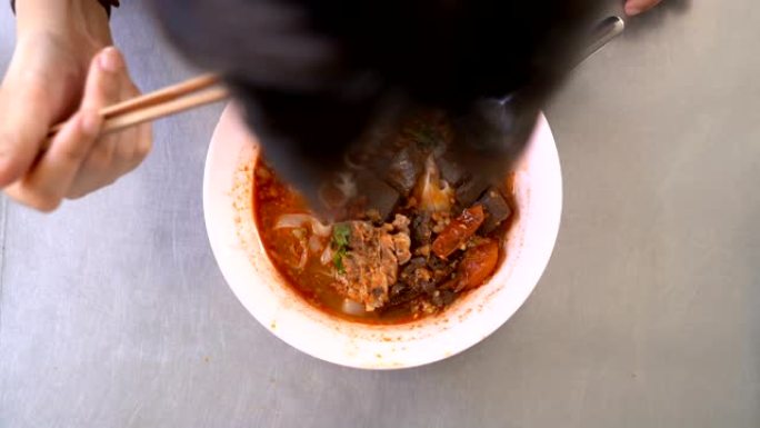 亚洲女性饮食Khanom jeen nam ngiao的最佳视图,泰国清迈北部泰国面条