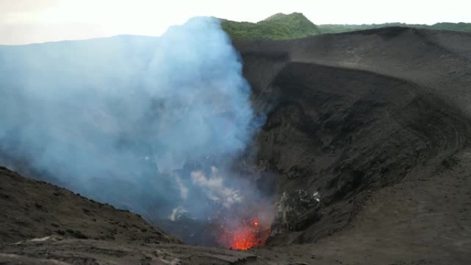 令人惊叹的活火山在空中喷出发光的熔岩。