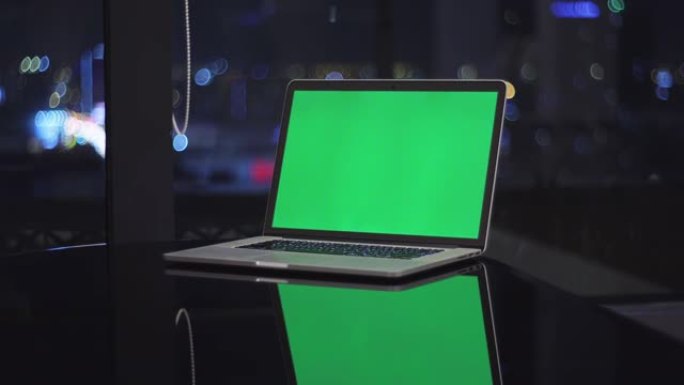 晚上绿屏电脑笔记本电脑的多莉镜头，没有人
