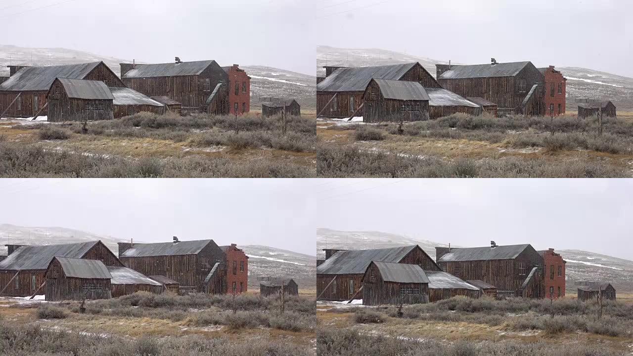 内华达州博迪的废弃木屋，经受了寒冷的冬季条件。
