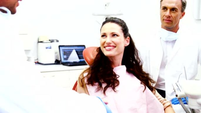 患者在诊所与牙医握手