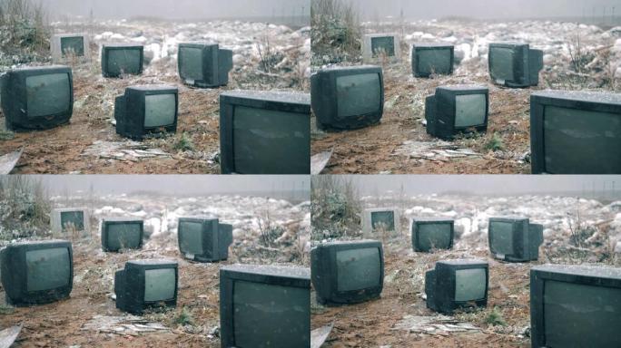 在积雪下的垃圾填埋场破碎的电视