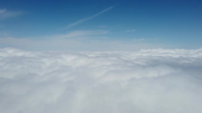 通过商用飞机的机舱窗户观察空中的云景