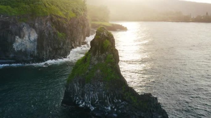 日落时海洋中的惊人岩石顶峰