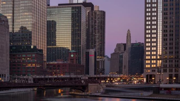 延时: 美国伊利诺伊州沃尔夫角附近芝加哥河市中心的芝加哥天际线建筑，日落时分