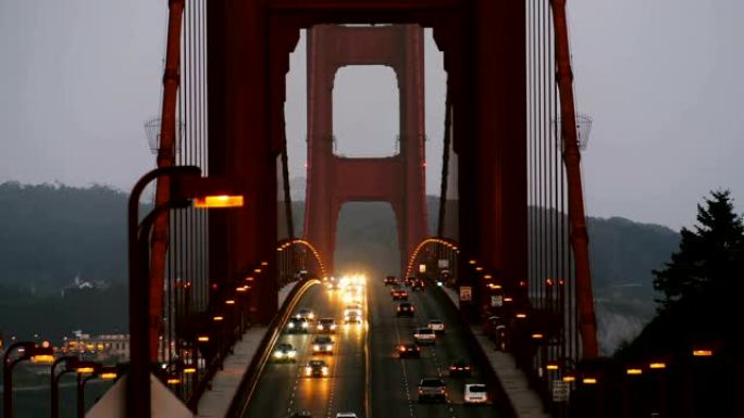 日落后，美国旧金山标志性金门大桥上深夜汽车交通路灯的美丽景色。