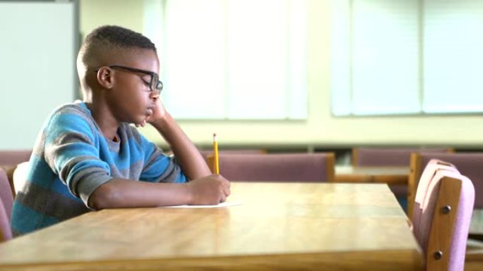 非裔美国男孩在小学，写作