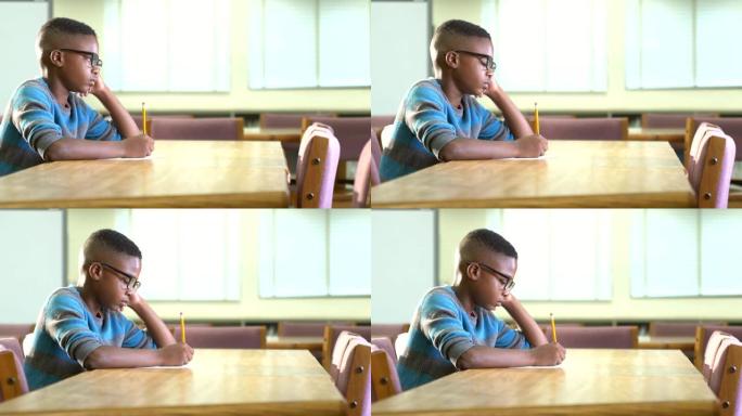 非裔美国男孩在小学，写作