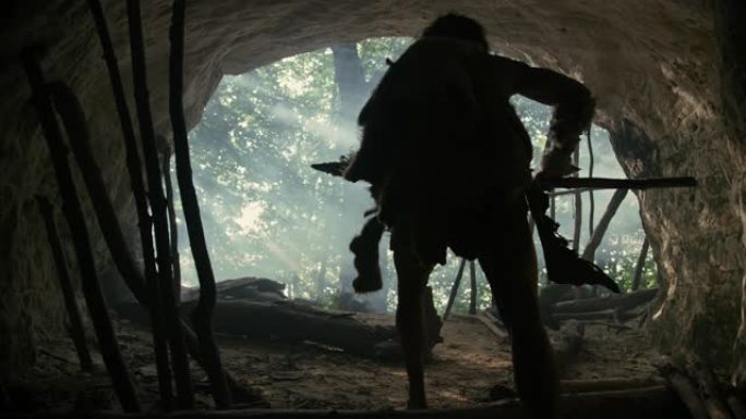 原始的穴居人穿着动物皮和毛皮，拿着尖尖的石矛从他的洞穴中出来，进入史前森林准备狩猎。尼安德特人进入丛