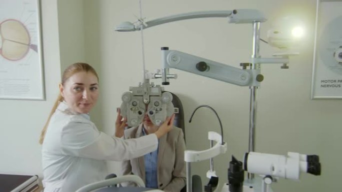 验光师对女性患者进行眼部检查
