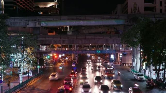延时缩小: 曼谷夜间交通路灯。