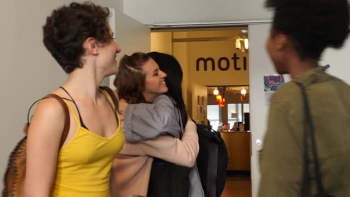 女性在离开舞蹈室时拥抱