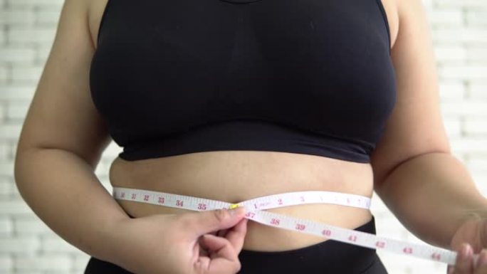 胖乎乎的女人概念胖子游泳圈视频素材