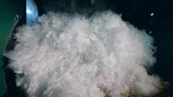 白色合成材料在工厂的工作机内纺丝。
