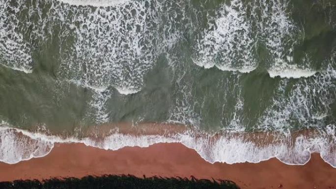 暴风雨前海滩和沙滩上海浪的鸟瞰图