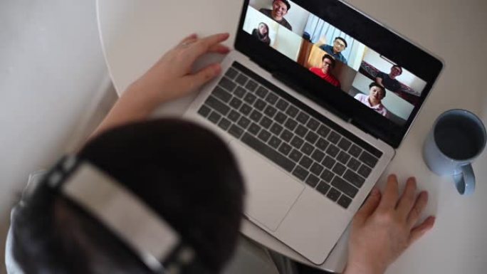 家庭办公室视频会议，休闲服装，使用笔记本电脑