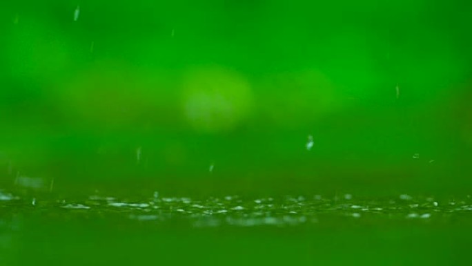 绿色背景的水滴水花四溅绿色大自然清澈的水