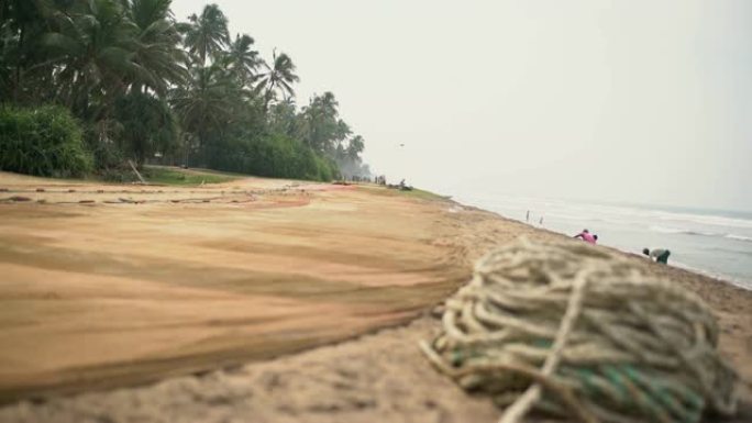 MS Rope盘绕在斯里兰卡热带海洋海滩上