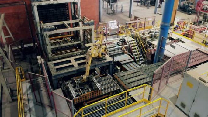 自动化机器正在现代工业工厂运输陶瓷。