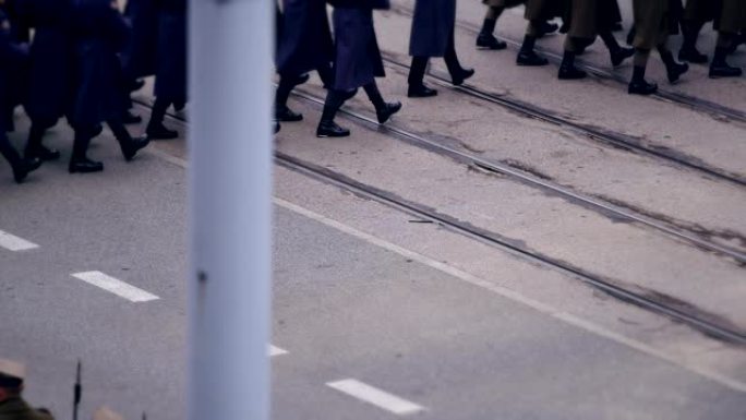 军队士兵在独立游行中。波兰国家节日