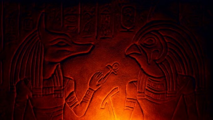 火光埃及神中的阿努比斯和荷鲁斯