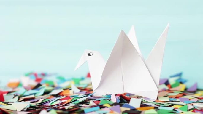 折纸鸟在彩纸上。千纸鹤彩色纸片手工制作
