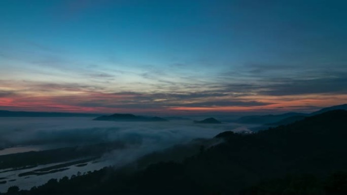 泰国廊开府日出时，俯视景观国家公园的时间流逝，薄雾与山流淌，并在phu pha duk看到湄公河，4