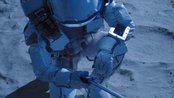宇航员使用设备收集样本