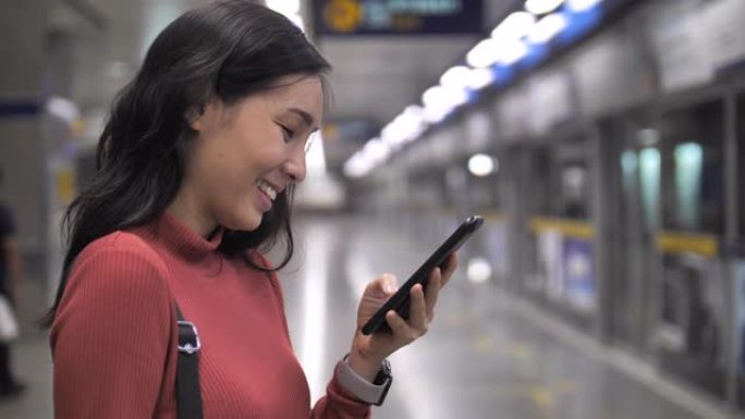 女人在空中火车上使用智能手机