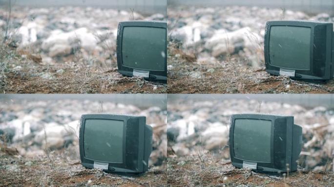 冬天在垃圾场一台电视。