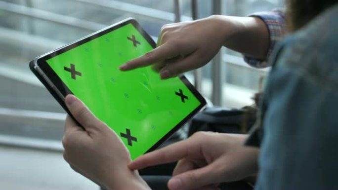 两名妇女使用数字平板电脑绿屏