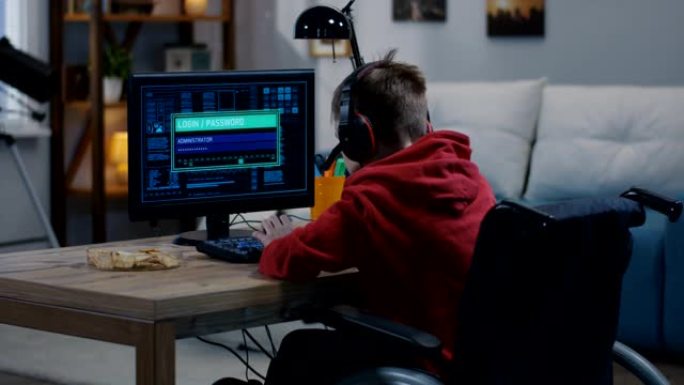 残疾男孩在他的计算机上进行黑客攻击
