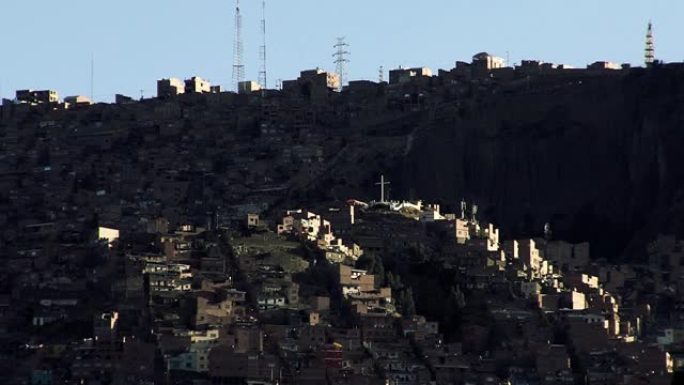 晚上，玻利维亚首都拉巴斯的一座小山上的建筑。