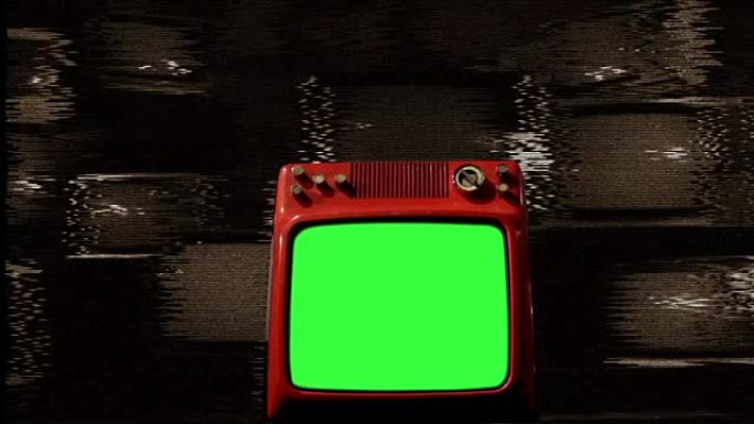 许多电视中间的旧红色电视绿屏。信号不好。棕褐色色调。