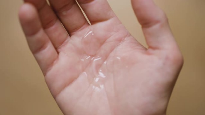 男子使用液体凝胶洗手液清洁双手