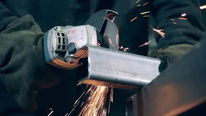 磨床在工厂切割金属。金属切割过程中会产生大量的研磨火花。
