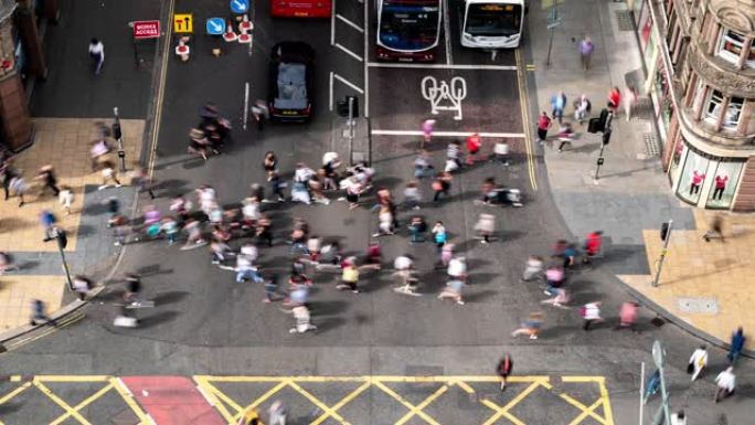 英国苏格兰爱丁堡王子购物街的游客行人拥挤和公共汽车和电车运输的空中延时