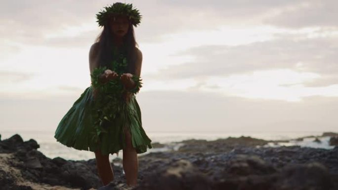 女人在海边表演传统的夏威夷草裙舞