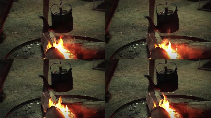 营地篝火上的水壶。