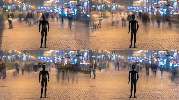 黑色人体模型站在傍晚的街道上，人流