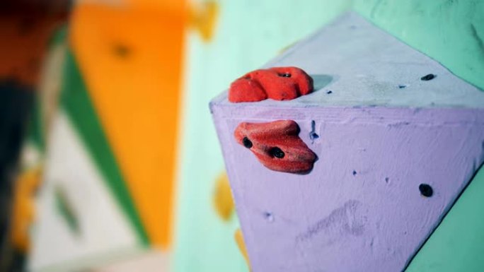 攀岩墙上的彩色岩石，特写。