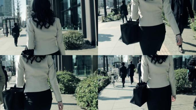 在东京商业区散步的日本女商人