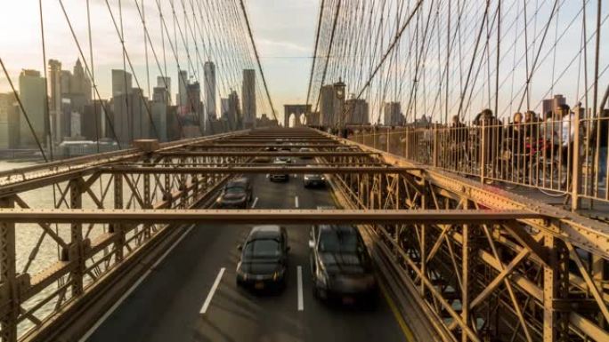 纽约布鲁克林大桥工作日后交通高峰时段的4k时间流逝城市景观背景日落，美国曼哈顿中城，美国，商业和运输