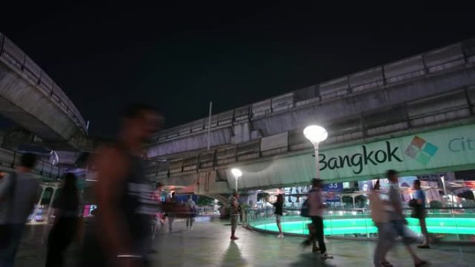 延时缩小: BTS skytrain在曼谷市中心。