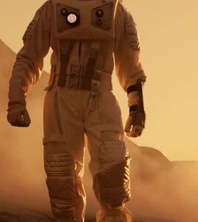 宇航员在火星上进行探索探险。背景:他的基地/研究站。第一次载人火星任务。垂直屏幕方向的视频片段9:1