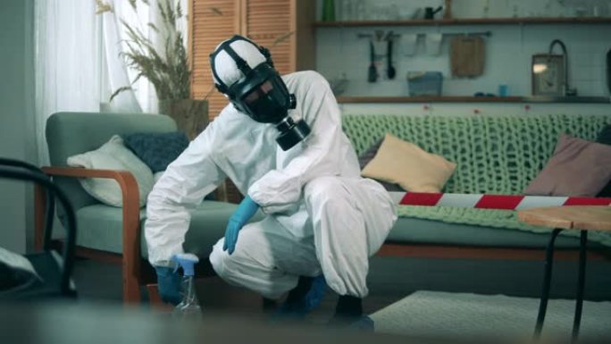 男人用消毒剂清洁房间里的家具。Covid19，冠状病毒预防概念。