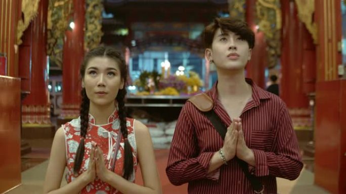 中国游客在泰国曼谷的寺庙祈祷。